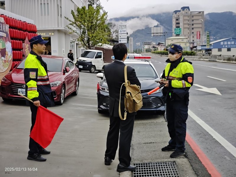 南投縣警局17日起交通大執法，對車輛不禮讓行人等違規加強取締，確保用路人安全。圖／南投縣警局提供