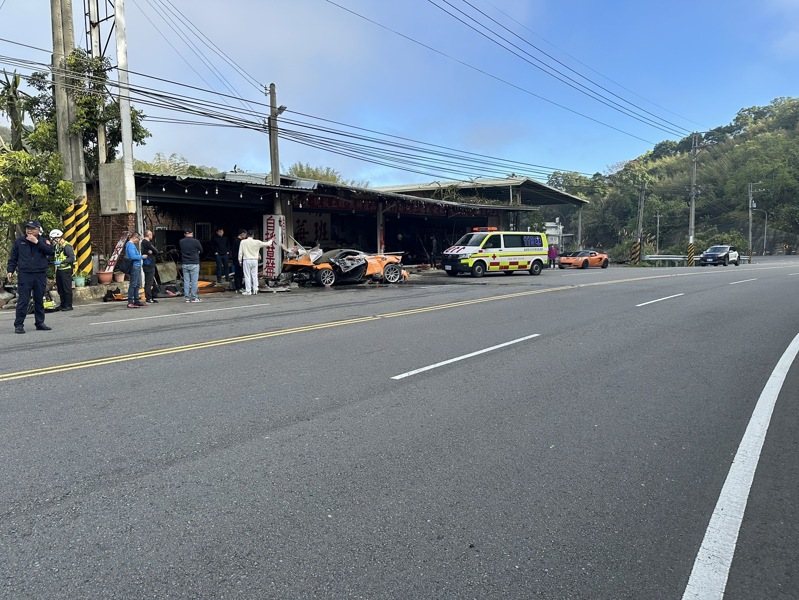 陳姓男子上午8點左右駕駛價值逾千萬元的跑車，行經台3線公路南下134.5公里苗栗大湖鄉路段時，突然失控衝撞路邊販售農特產及草莓的店家，跑車毀損嚴重。圖／記者胡蓬生翻攝