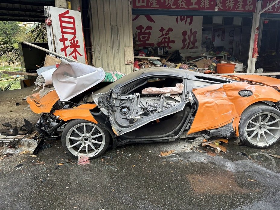 台3線1700萬McLaren失控衝撞路邊店家！人無大礙跑車可能報銷