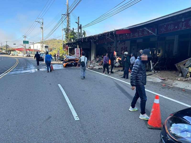 陳姓男子上午8點左右駕駛價值逾千萬元的跑車，行經台3線公路南下134.5公里苗栗大湖鄉路段時，突然失控衝撞路邊販售農特產及草莓的店家，跑車毀損嚴重。圖／記者胡蓬生翻攝