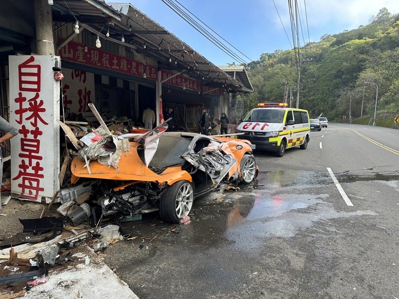 陳姓男子上午8點左右駕駛價值逾千萬元的跑車，行經台3線公路南下134.5公里苗栗大湖鄉路段時，突然失控衝撞路邊販售農特產及草莓的店家，跑車毀損嚴重。圖／記者胡蓬生翻攝