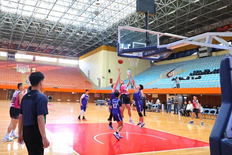 銘傳國中對戰台北美國學校TIGERS，籃球賽熱血開打，只差1分。圖／基隆市政府提供