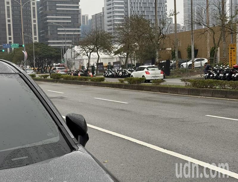 台灣燈會桃園現場昨晚2車主難停車場（見圖），因搶車位爆停車糾紛，警察當「裁判」，雙方「猜拳」決勝負。記者曾增勳／攝影