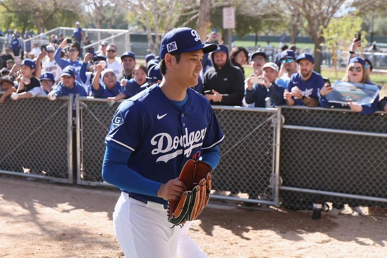 MLB／大谷翔平春訓首度牛棚練投狀態佳 吸引數百人圍觀