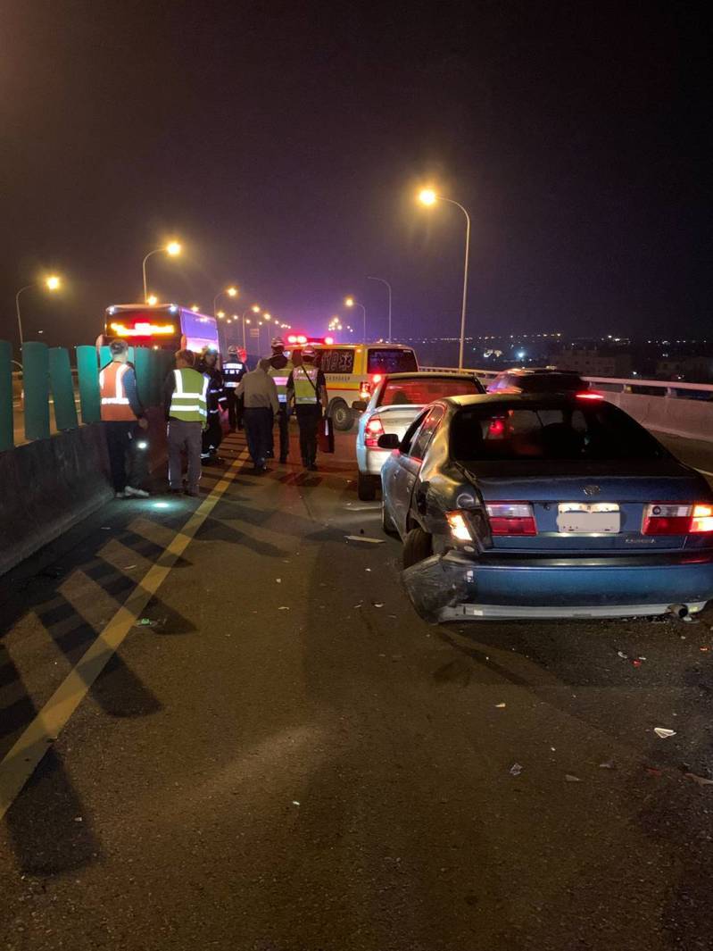 往返高屏的台88快速道路16日深夜發生嚴重車禍，先是兩車追撞，後車駕駛張女下車擺放交通錐，遭後方車輛當場撞飛到對向車道，遭車輛輾壓，張女死亡。圖／屏東縣消防局提供