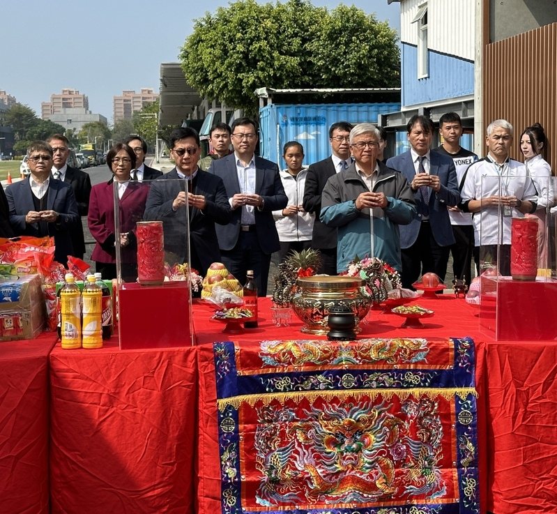 國訓中心19日舉行第3期士校營區新建遊泳館及網球場工程動土典禮，體育署長鄭世忠（前中）上香祈福。中央社