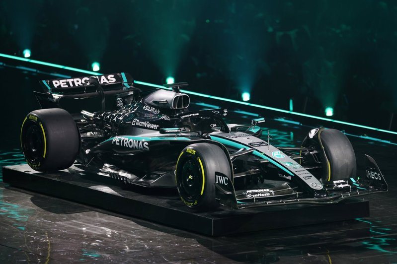 Mercedes-AMG F1 W16 全新面貌耀眼亮相。 圖／台灣賓士提供