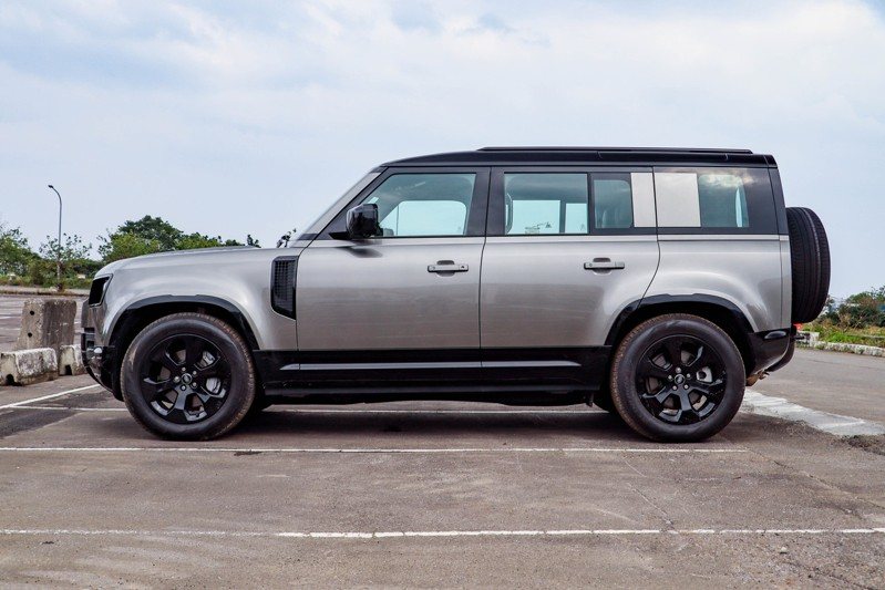 25.5年式JLR Defender 110 D300 X-Dynamic HSE車長5,018mm（含備胎）、車寬2,105mm、車高1,967mm、軸距3,022mm。 記者黃俐嘉／攝影