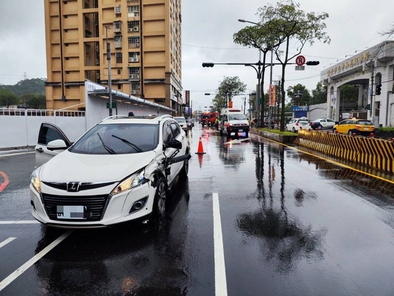 黃男車輛左前車身被撞凹陷，黃男脖子扭傷由救護車送醫。記者黃子騰／翻攝