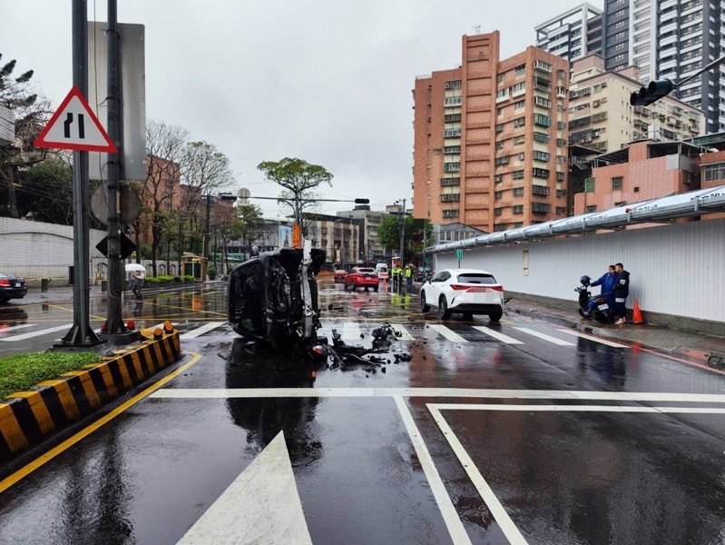 李男駕駛的賓士車側翻停在路中央，車頭幾乎撞爛。記者黃子騰／翻攝