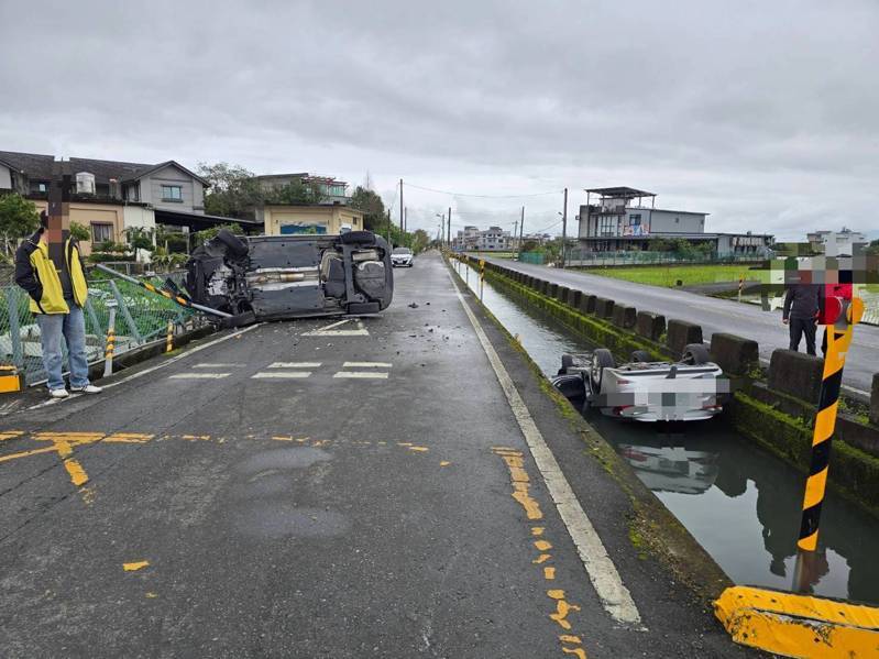 宜蘭尚惠路發生兩輛自小客車交叉撞，其中1輛側翻在路旁，另1輛車噴飛撞斷路旁反光導標桿，掉入水圳裡四輪朝天，兩車駕駛及車內乘客飽受驚嚇，4人受傷送醫。圖／警方提供