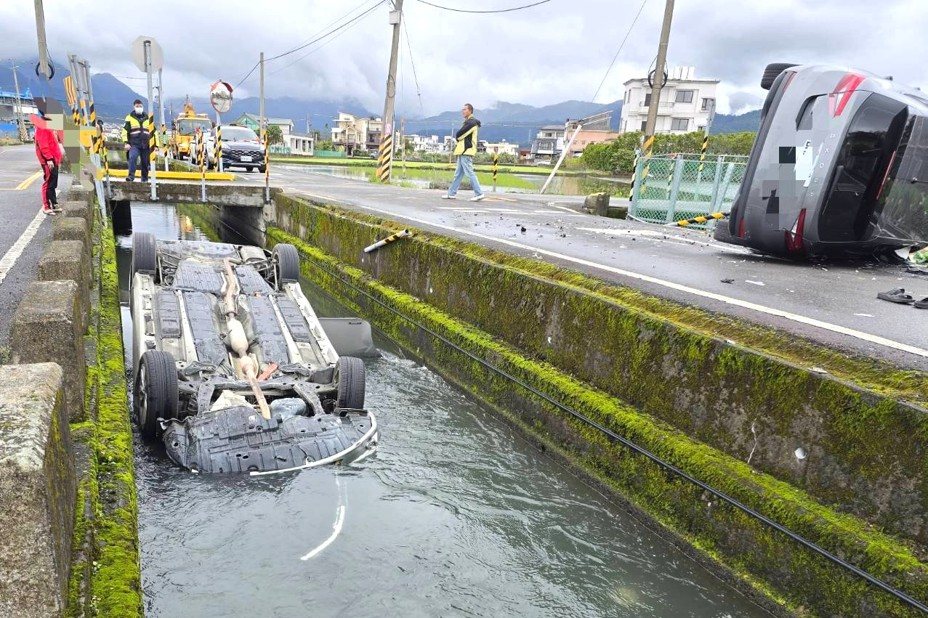 現場慘烈！宜蘭兩車交叉對撞 一車翻覆、一車墜圳