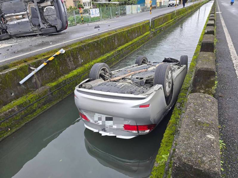 宜蘭尚惠路發生兩輛自小客車交叉撞，其中1輛側翻在路旁，另1輛車噴飛撞斷路旁反光導標桿，掉入水圳裡四輪朝天，兩車駕駛及車內乘客飽受驚嚇，4人受傷送醫。圖／警方提供