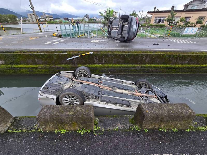 宜蘭尚惠路發生兩輛自小客車交叉撞，其中1輛側翻在路旁，另1輛車噴飛撞斷路旁反光導標桿，掉入水圳裡四輪朝天，兩車駕駛及車內乘客飽受驚嚇，4人受傷送醫。圖／警方提供