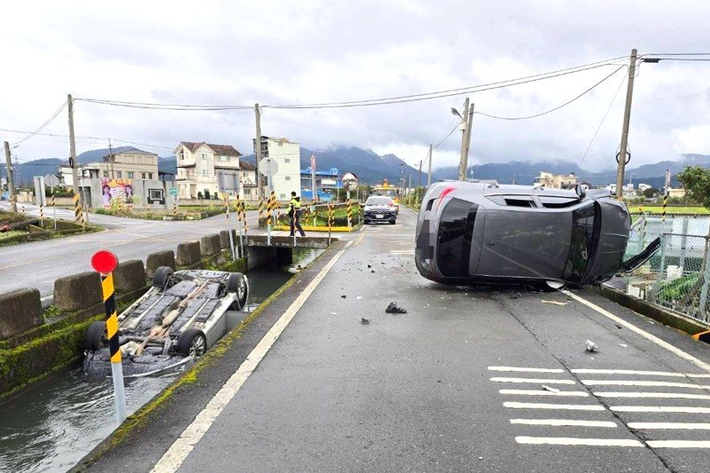 宜蘭尚惠路發生兩輛自小客車交叉撞，其中1輛側翻在路旁，另1輛車噴飛撞斷路旁反光導標桿，掉入水圳裡四輪朝天，兩車駕駛及車內乘客飽受驚嚇，4人受傷送醫。圖／警方提供