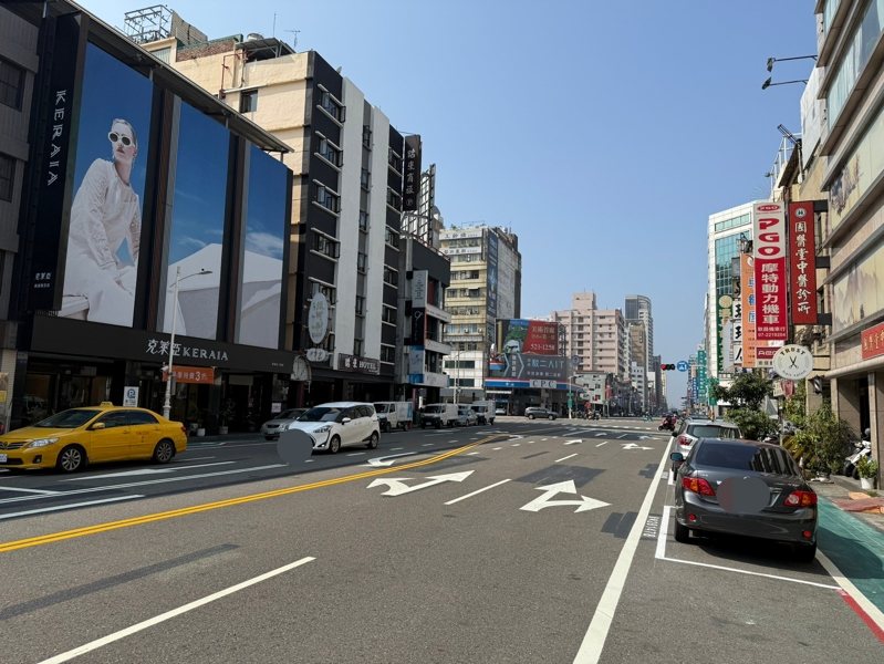 垂直停車格常釀倒車事故，高市交通局近日將青年一路部分路段改為「順向停車格」並增設標線人行道、左轉附加車道，當地褒貶不一。記者宋原彰／攝影