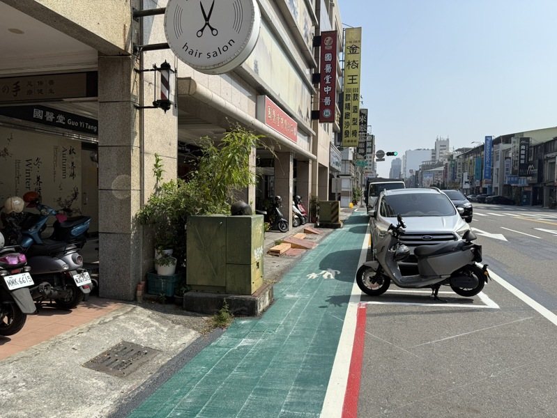 垂直停車格常釀倒車事故，高市交通局近日將青年一路部分路段改為「順向停車格」並增設標線人行道、左轉附加車道，當地褒貶不一。記者宋原彰／攝影