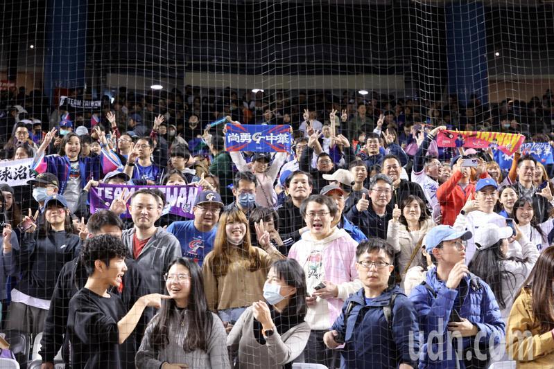 中華隊在世界棒球經典賽（WBC）的資格賽今天在台北大巨蛋再度迎戰西班牙隊，中華隊、西班牙相爭最後一席，最終中華隊以6：3勝西班牙，獲勝後觀眾開心的慶賀。記者許正宏／攝影