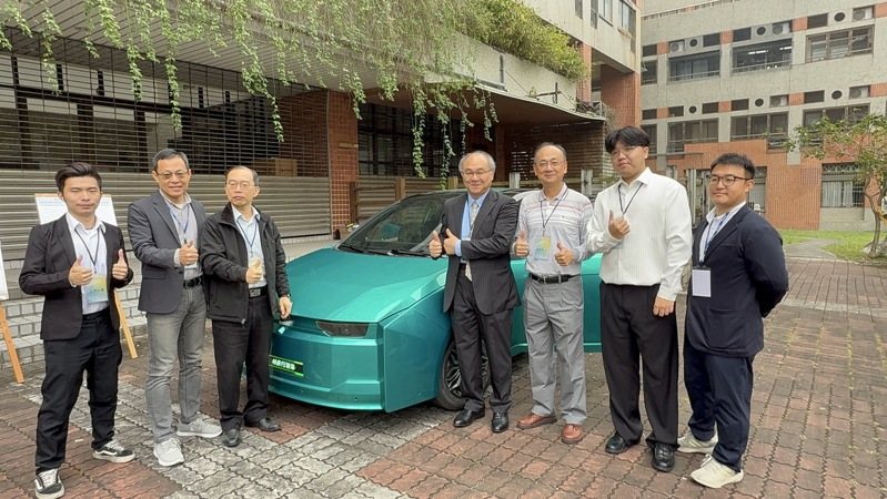 雲林科技大學副教授蘇慶龍研究團隊研發的「智慧電動概念車－雲科一號」受到矚目。記者陳雅玲／攝影