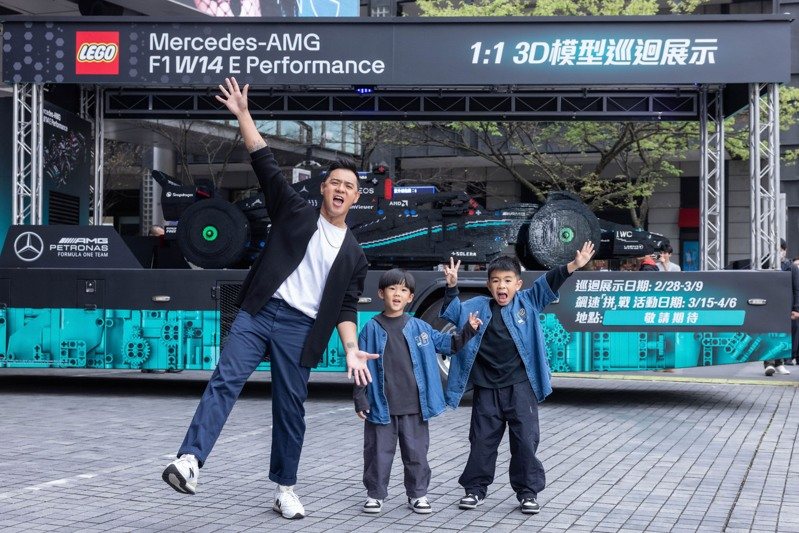 藝人竇智孔與兒子親眼見到1:1樂高F1賽車。 圖／台灣樂高提供