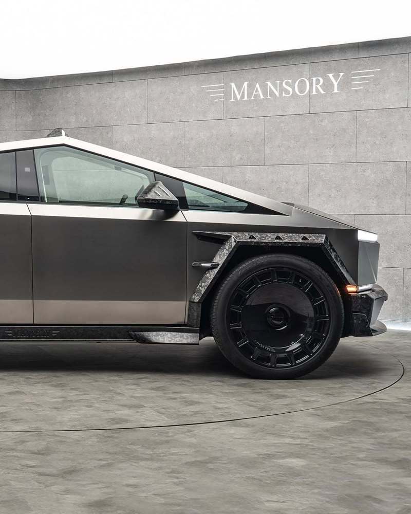 由Mansory操刀的「MANSORY ELONGATION」，將原本擁有強烈金屬質感的Tesla Cybertruck加入大量碳纖維零件，讓這台卡車看起來更具侵略性。 摘自Mansory IG