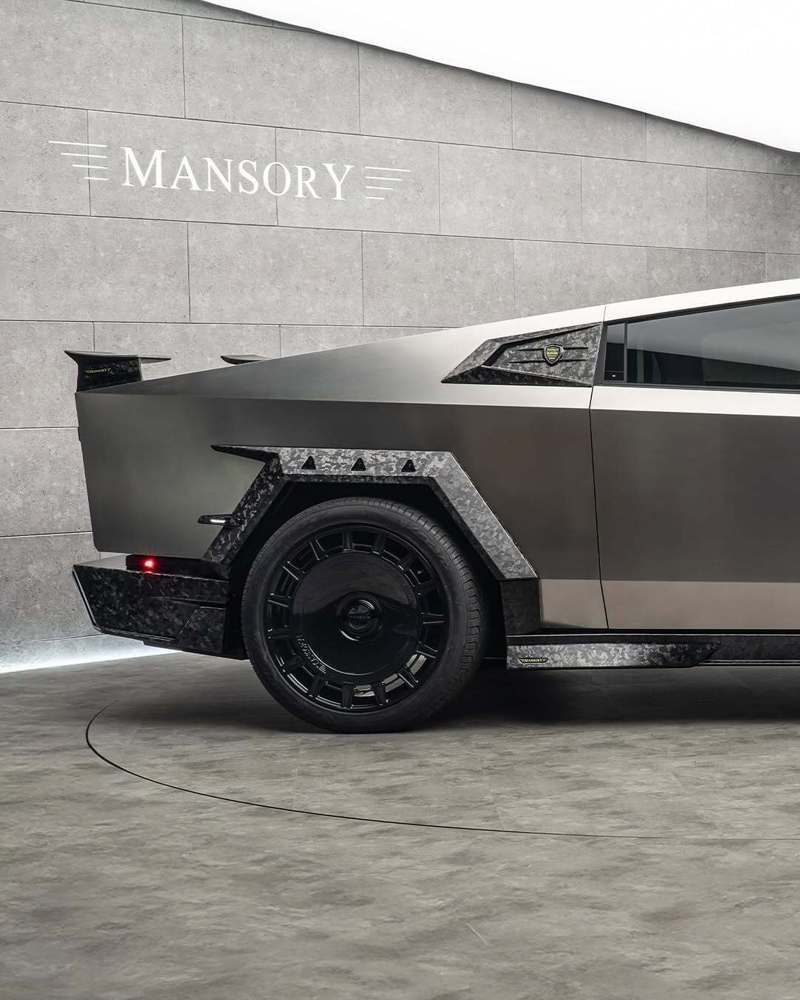 由Mansory操刀的「MANSORY ELONGATION」，將原本擁有強烈金屬質感的Tesla Cybertruck加入大量碳纖維零件，讓這台卡車看起來更具侵略性。 摘自Mansory IG