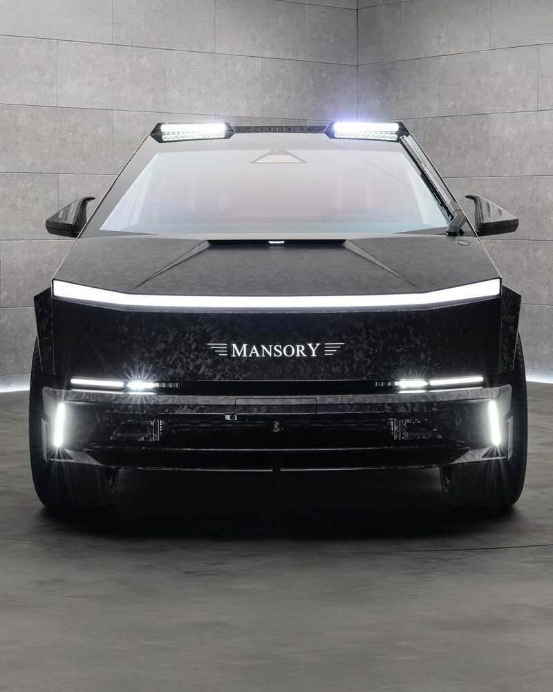 由Mansory操刀的「MANSORY ELONGATION」，將原本擁有強烈金屬質感的Tesla Cybertruck加入大量碳纖維零件，讓這台卡車看起來更具侵略性。 摘自Mansory IG