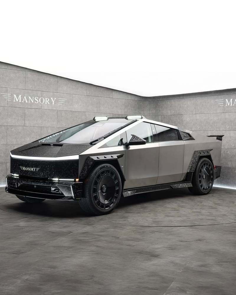 由Mansory操刀的「MANSORY ELONGATION」，將原本擁有強烈金屬質感的Tesla Cybertruck加入大量碳纖維零件，讓這台卡車看起來更具侵略性。 摘自Mansory IG