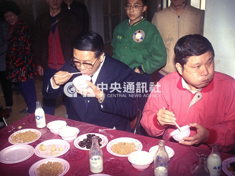 台灣省糧食局為提倡喫米飯，在苗慄舉行「喫飯比賽」。中央社記者江乾松攝　80年2月2日