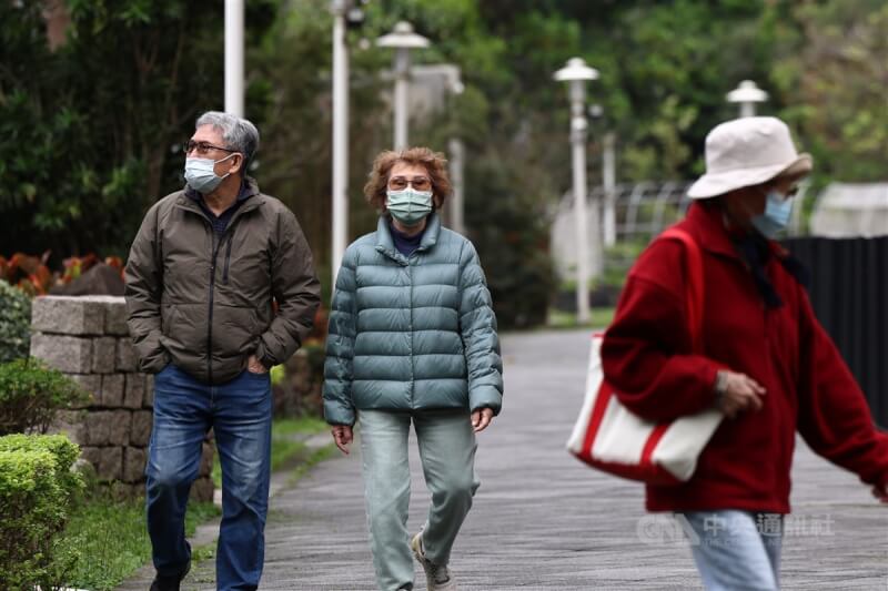 圖為台北市中山區花博公園內民眾穿著保暖衣物散步。（中央社檔案照片）