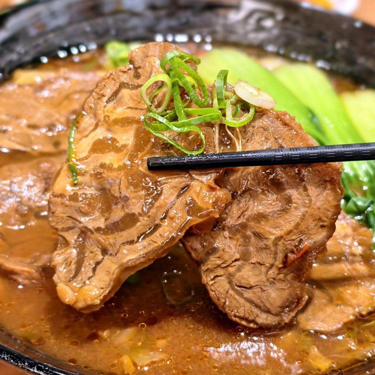 桃園好評大碗公牛肉麵！６種湯底口味可任選，自助吧飲料、冰淇淋無限供應