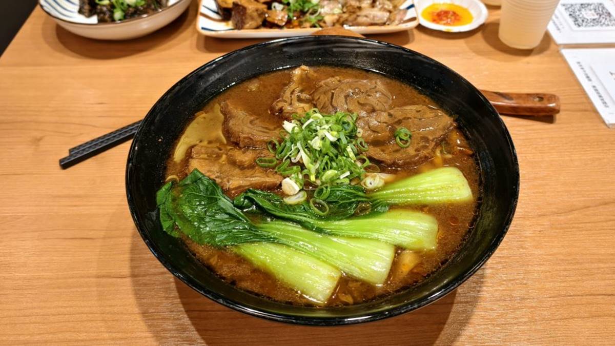 桃園好評大碗公牛肉麵！６種湯底口味可任選，自助吧飲料、冰淇淋無限供應