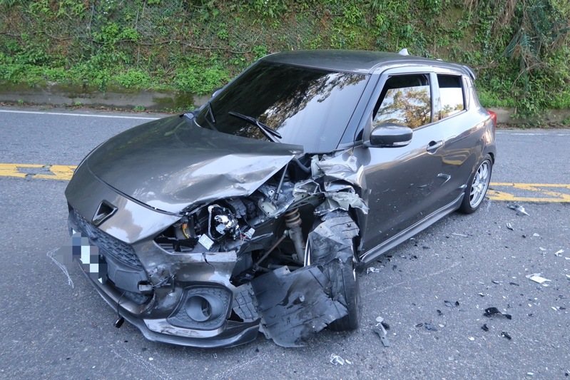 湯姓男子今駕駛已停產歐系百萬轎跑車行經新北市坪林區北宜公路，疑過彎失控打滑撞對向汽車，導致該車駕駛陳姓男子及乘客李姓女子2人受傷送醫。記者王長鼎／翻攝