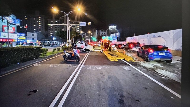 34歲的賴姓轎車駕駛，今晚8時許，行經桃園市中壢區中華路二段時，不慎撞上路邊正準備執行拖吊作業拖吊車，導致賴男車輛翻覆。記者翁唯真／翻攝