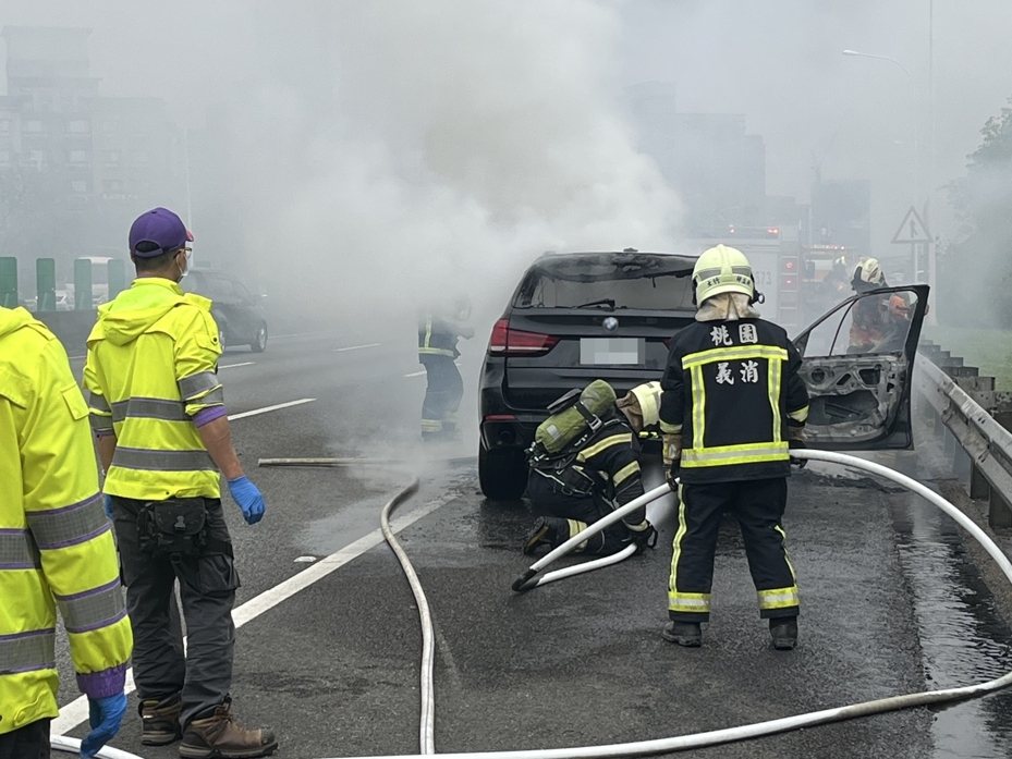 國2桃園段休旅車冒煙  隨即陷入火海  車上3人停路肩逃生