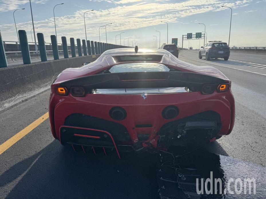 千萬超跑對決？台86快速道路「McLaren 765LT追撞Ferrari SF90」