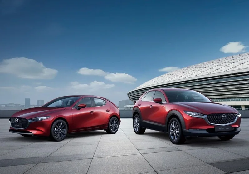 MAZDA3 20S Ace Edition 標配過往於高階車款才有的 LED 主動式轉向頭燈，以及 MAZDA CX-30 20S Ace Edition 配置原廠電動尾門等便利車載配備。 圖／台灣馬自達提供