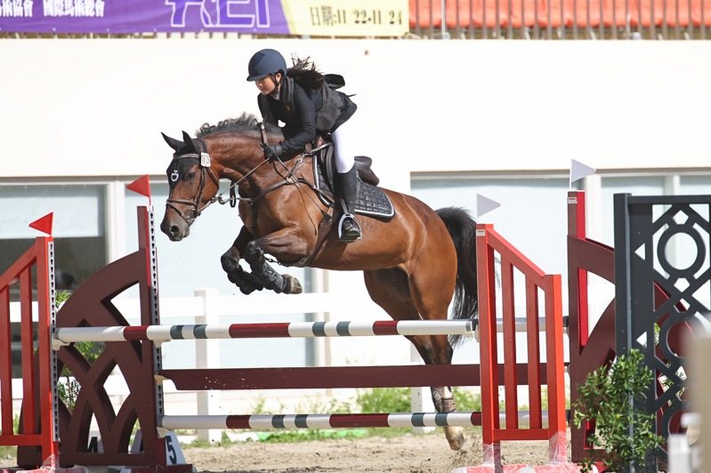 台灣代表隊選手郭家凝下周二將代表國家徵戰亞洲盃少年馬術障礙超越國際錦標賽。圖／中市運動局提供