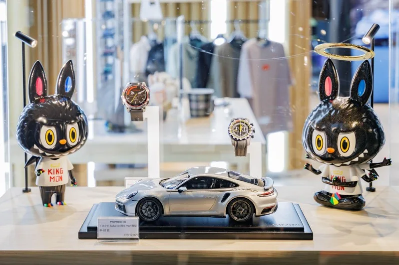 Porsche NOW 新店裕隆城全新型態概念店現場所展示之保時捷重點車款，將每月與進駐藝術家的裝置藝術進行據點陳設調整，同時販售保時捷原廠精品。 圖／尚騰汽車集團提供