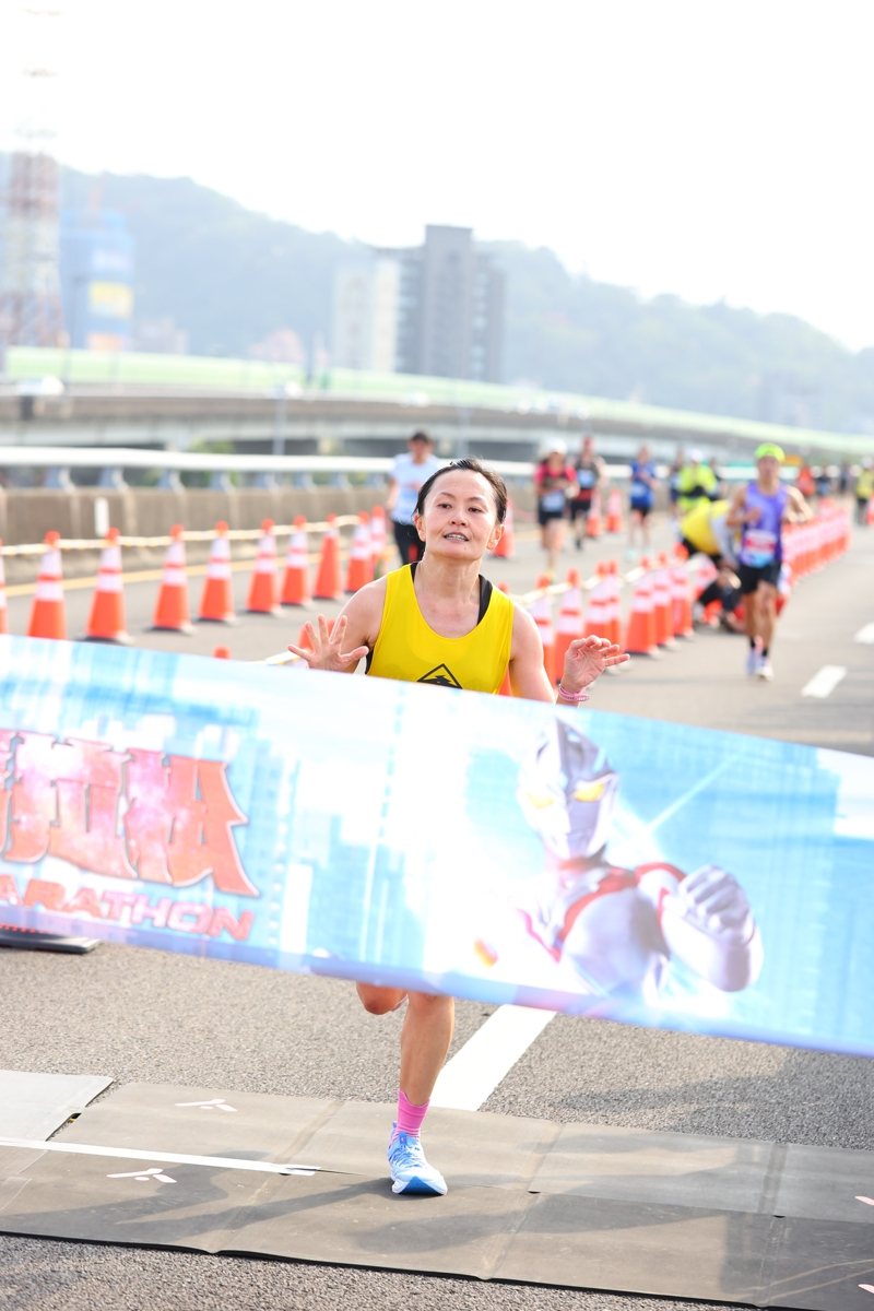 全程馬拉松女子組冠軍陳芳瑜。圖／中華路跑協會提供