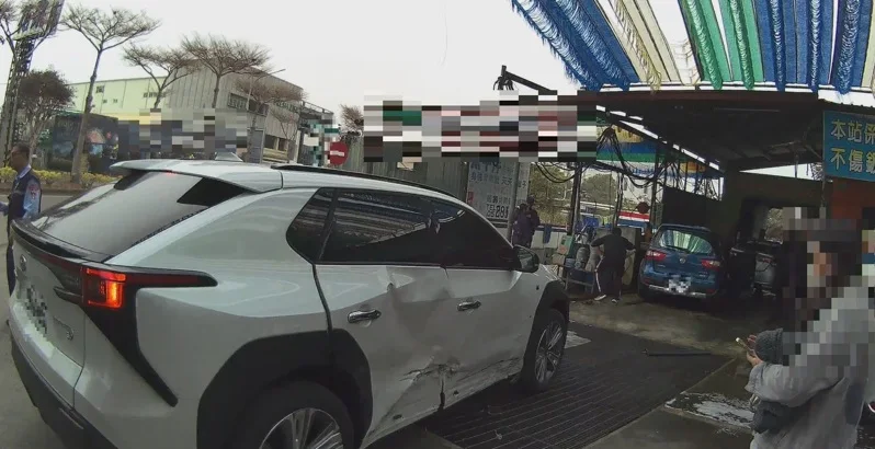 肇事藍色自小客車突然從車陣中插入衝撞，再向前撞上洗車工。圖／資料照片