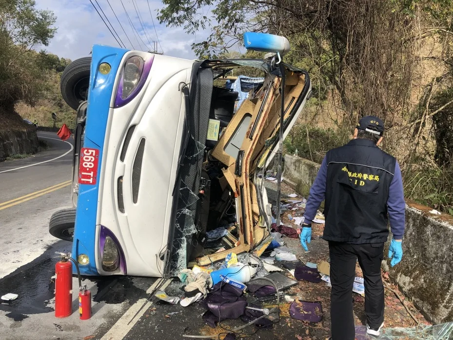 獨／剎車油10萬、來令片17萬公里沒換 高雄遊覽車翻覆1死20傷 判刑10個月