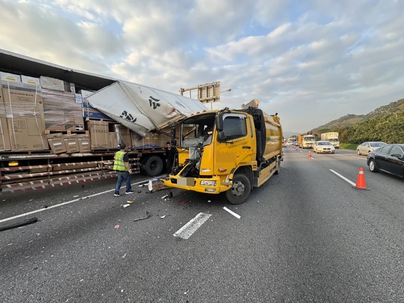 國道1號北向45.1公里桃園路段今上午6時許發生一起連環撞車禍，一輛資源回收車追撞聯結車，停放車道又遭後方聯結車閃避不及追撞，波及一旁小客車。圖／警方提供