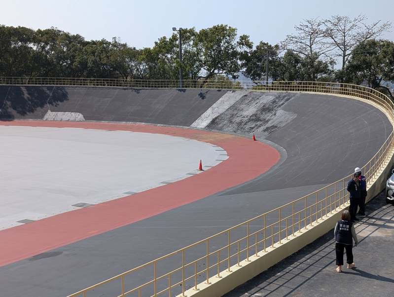 2025雙北世壯運會將於5月17日登場，原先預定自由車項目將至新竹市立自由車場舉辦，但日前卻發生試騎時摔傷事件，衍生安全疑慮，世壯運執委會表示，經與新竹市政府討論後，因場地驗收不及賽事將移至台中市立自由車場進行。圖／林彥甫提供