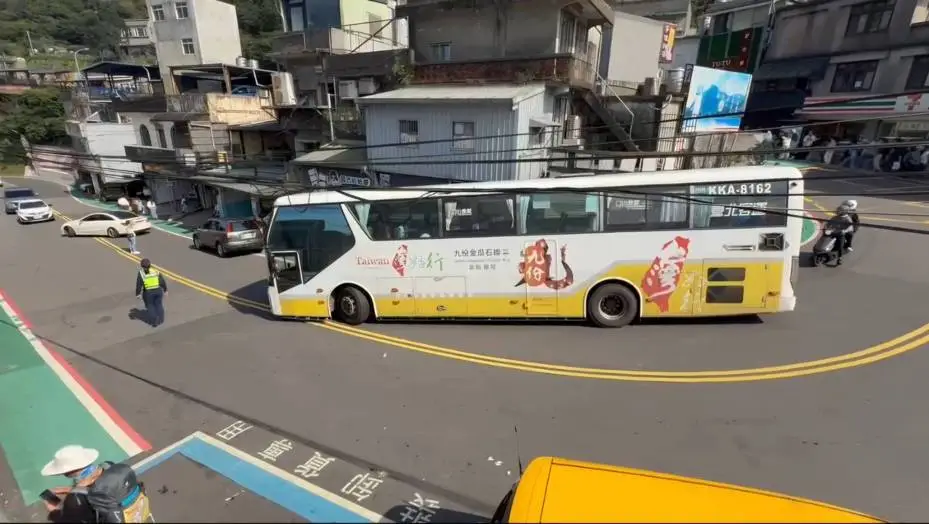 影／九份公車神技「髮夾彎」大轉引熱議 網友：傳奇車手