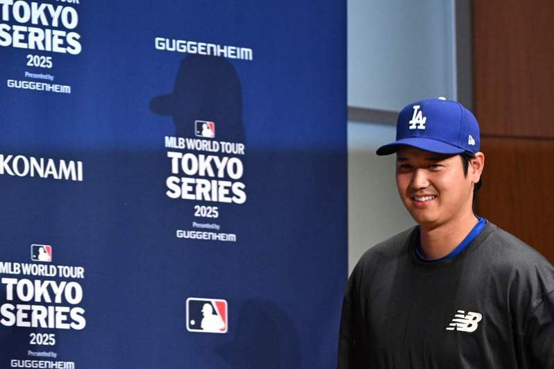 大谷出席東京海外開幕戰賽前記者會。 法新社