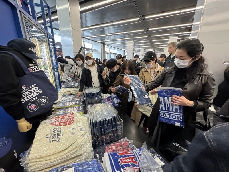 美國職棒大聯盟（MLB）洛杉磯道奇隊將在18日東京海外開幕戰迎戰芝加哥小熊隊，14日清晨5時半（台灣時間4時半）東京巨蛋附近的「MLB東京開幕戰官方商店」開店前有200人排隊。 中央社