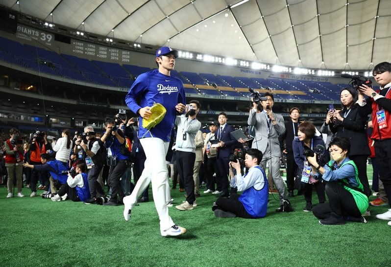 MLB／東京海外開幕賽扛第二戰先發 佐佐木朗希送首相簽名帽