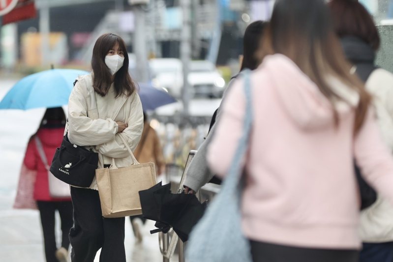 鋒面影響，易有短延時強降雨，中央氣象署發布大雨特報。本報資料照片