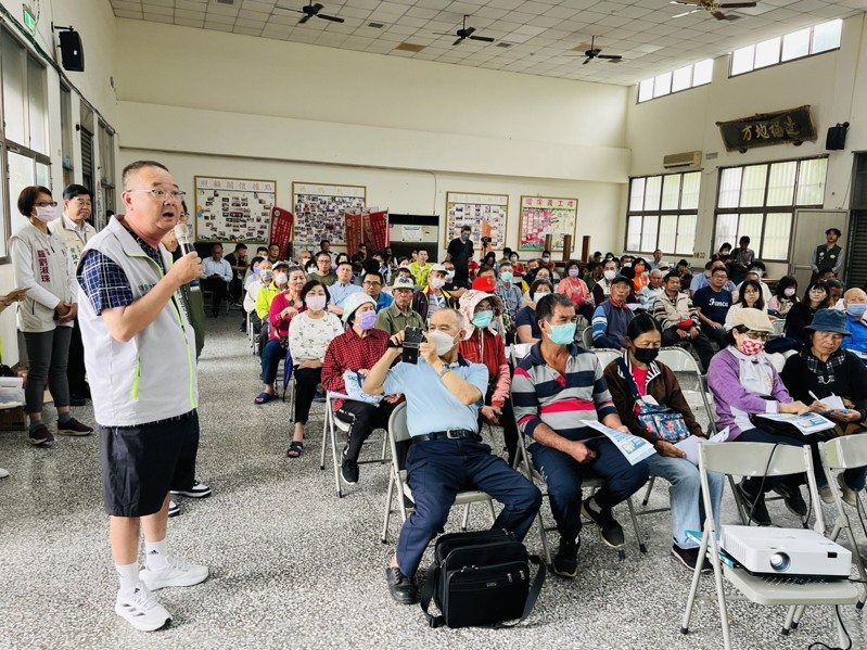 台南市財稅局與中央昨天下鄉到東山區舉辦低利貸款、稅務減免等財務協助方案說明會。圖／台南市財稅局提供